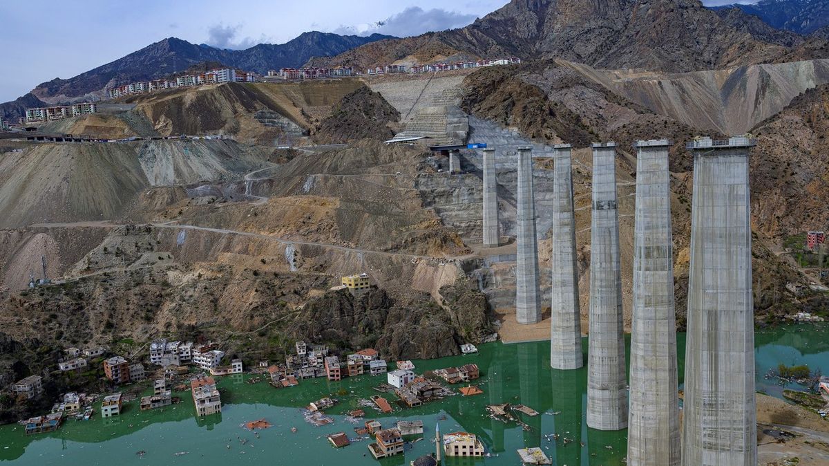 Fotky: Tak se plní nejvyšší přehrada v Turecku. Lidé zachraňují, co se dá